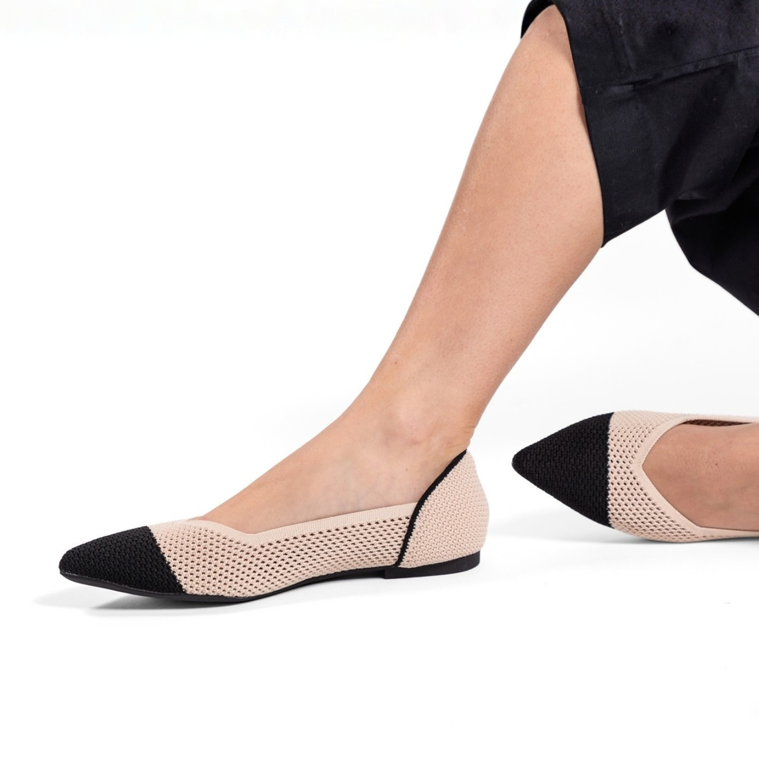 Superblandas Air beige y negro de perfil, zapatos tejidos y respirables para mujer