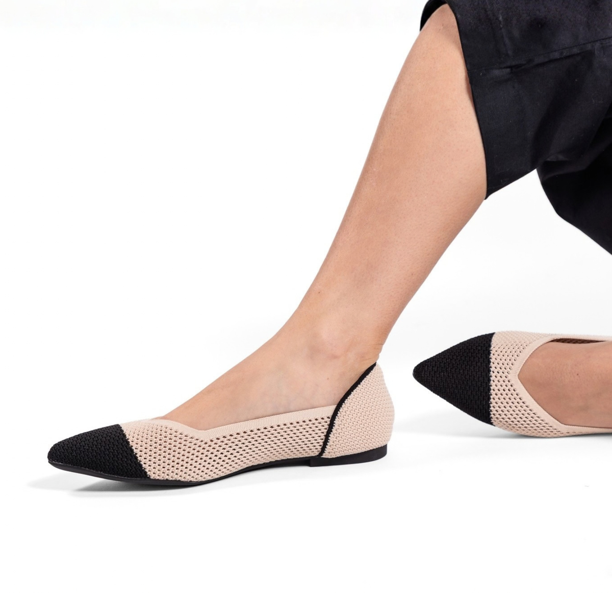 Superblandas Air beige y negro de perfil, zapatos tejidos y respirables para mujer