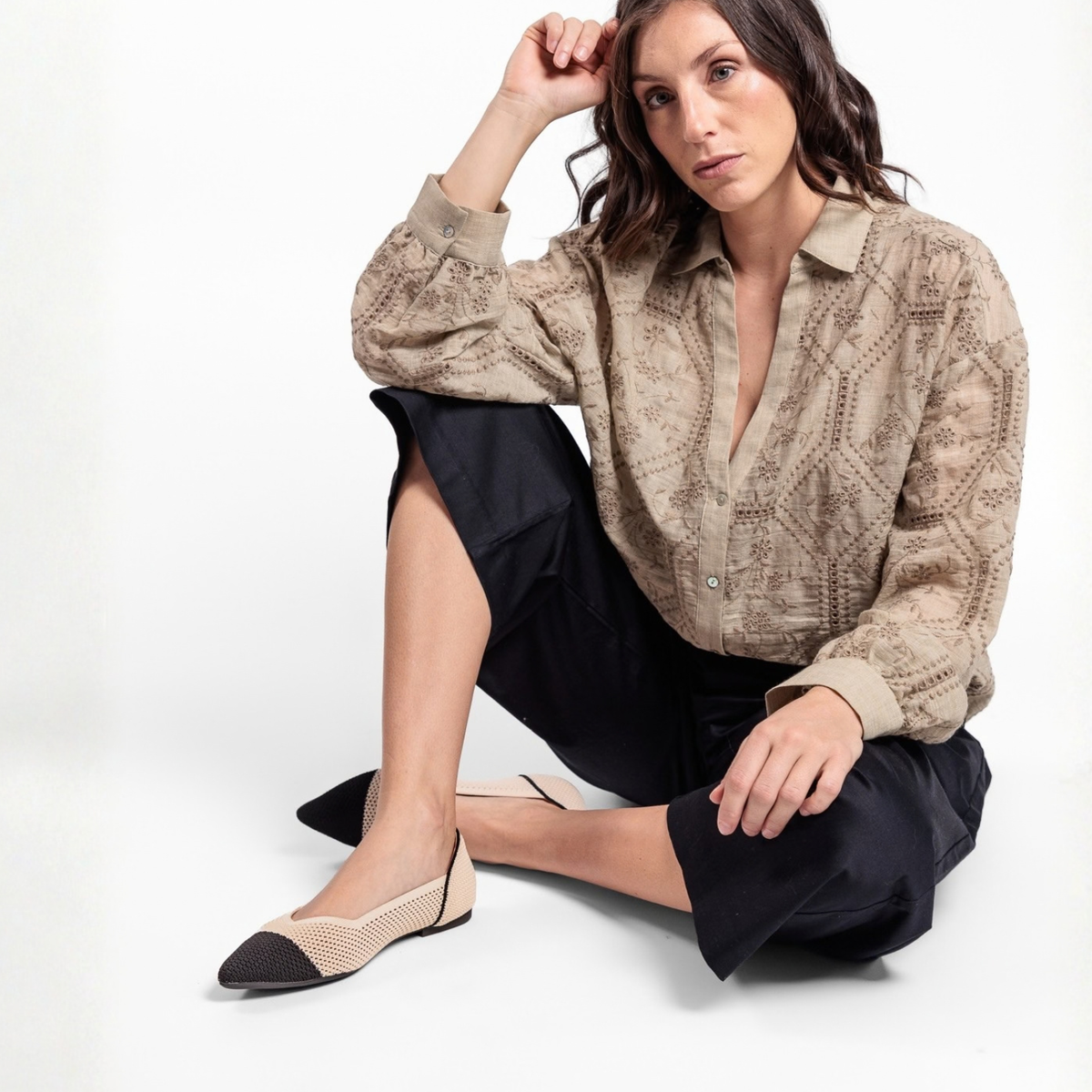 Mujer usando zapatos cómodos Superblandas Air beige con punta negra y tejido respirable