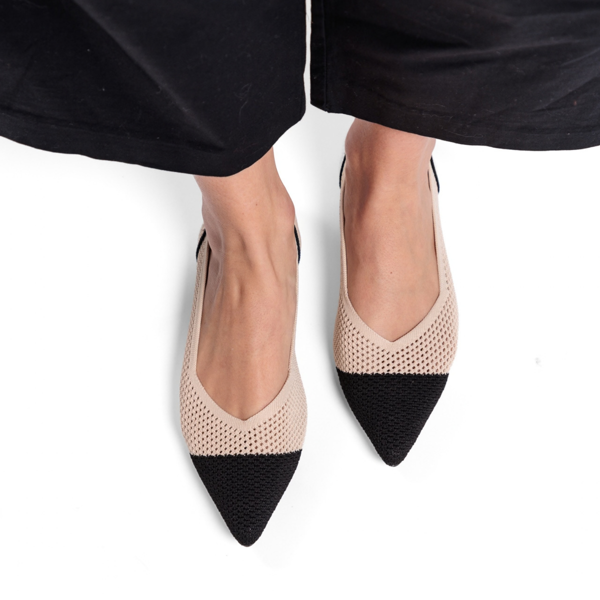 Zapatos Superblandas Air beige con punta negra, tejido respirable y diseño de punta estilizada