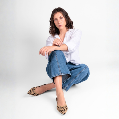 Mujer usando zapatos Superblandas Air leopardo con jeans, un diseño cómodo de tejido respirable