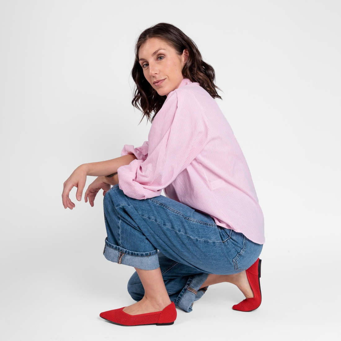 Mujer usando zapatos Superblandas Air rojo con jeans, cómodos y livianos para uso diario