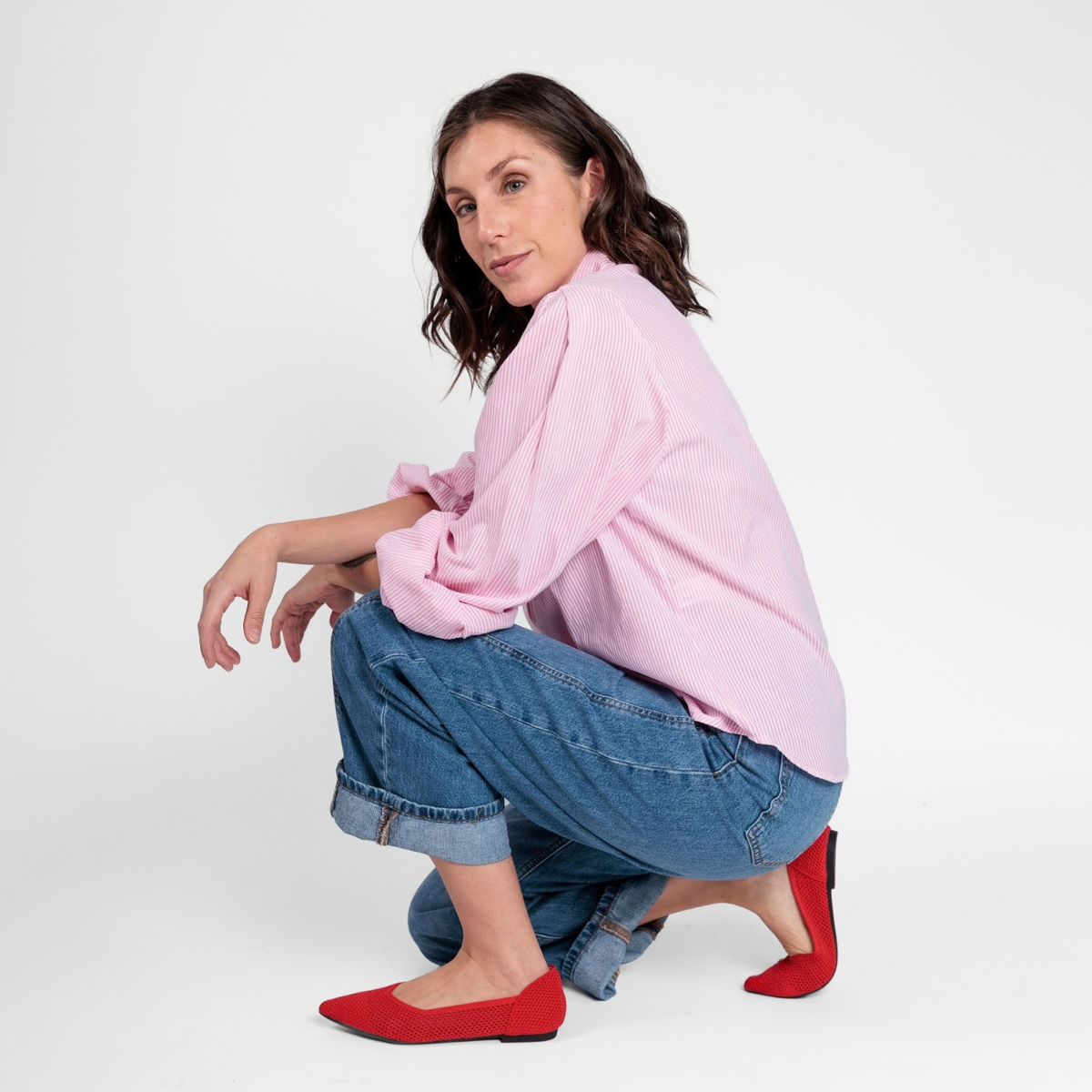 Mujer usando zapatos Superblandas Air rojo con jeans, cómodos y livianos para uso diario