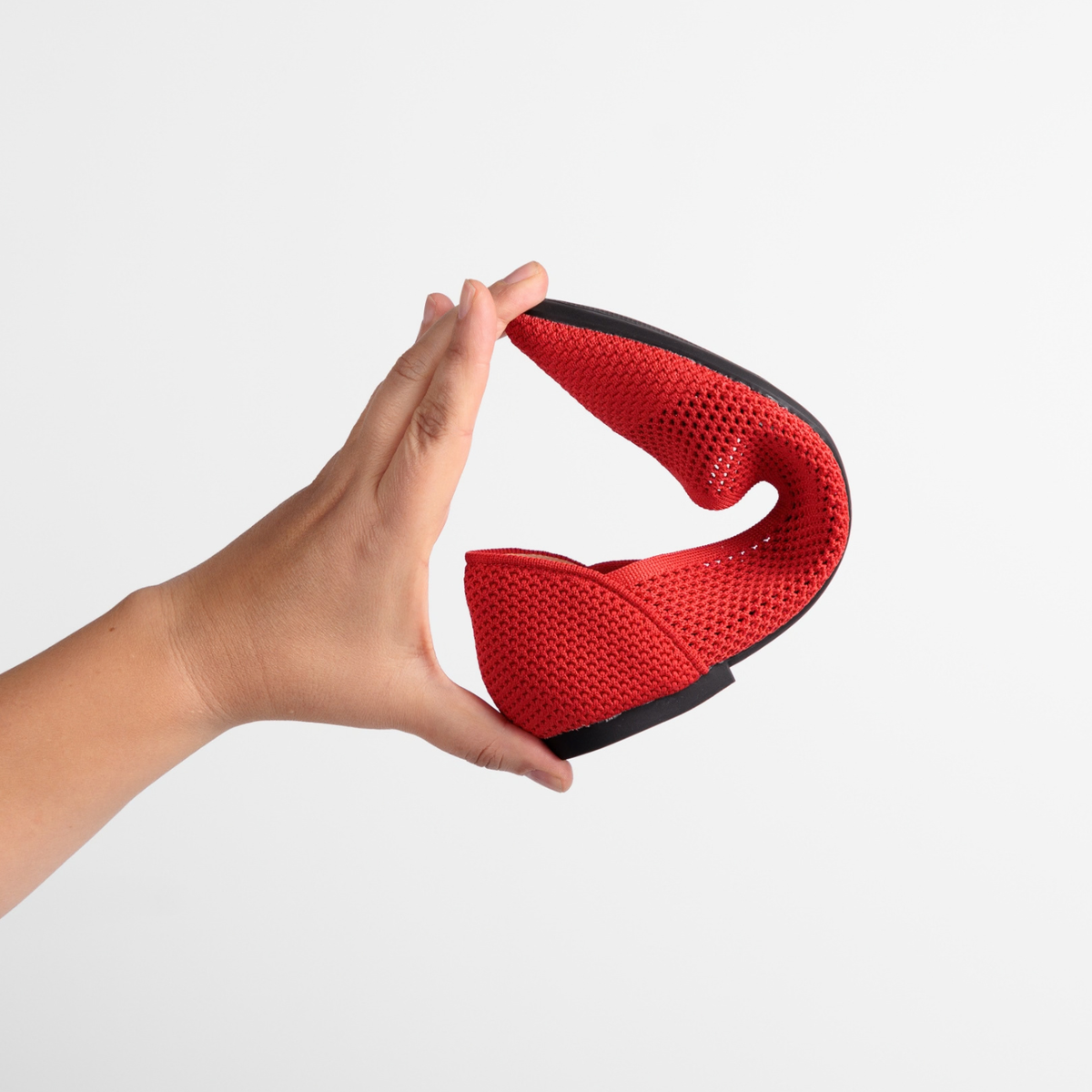 Superblandas Air rojo doblándose para mostrar la flexibilidad de su tejido y suela