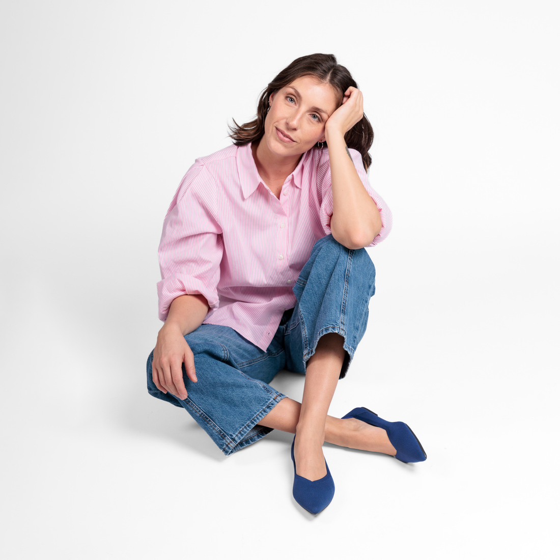 Mujer usando zapatos Superblandas azul marino, cómodos, tejidos y livianos