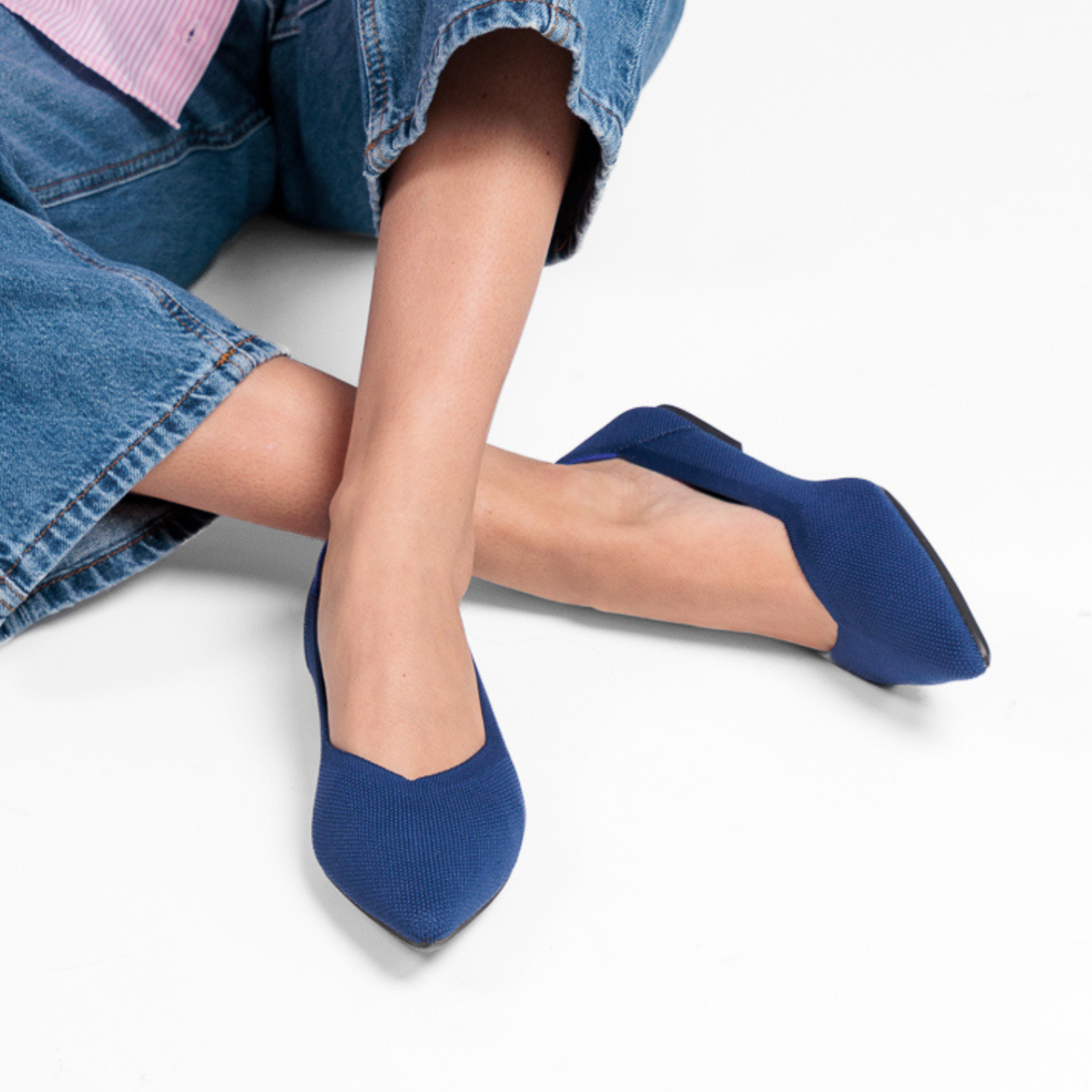 Superblandas azul marino, zapatos cómodos de mujer combinados con jeans para un look casual